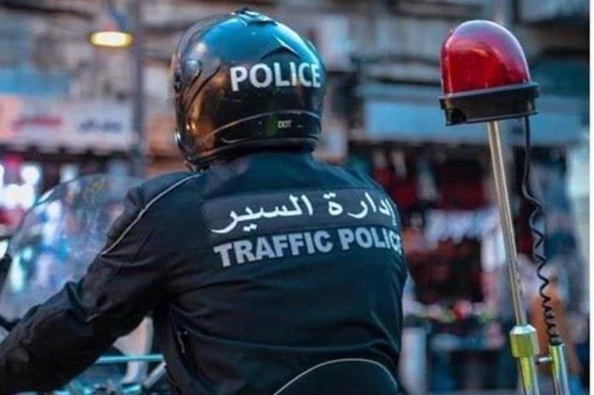 الإدارات المرورية تحذر من الإنزلاق على الطرق خلال تساقط الأمطار