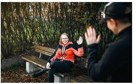 مدينة سويدية تحض سكانها على تبادل التحايا