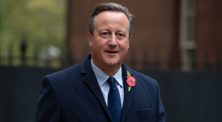 كاميرون يعود للحكومة البريطانية وزيرًا للخارجية