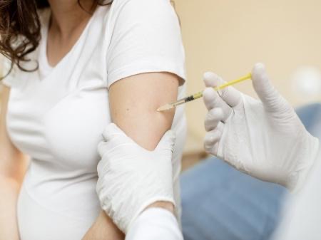 هل من الآمن تلقي لقاح الإنفلونزا أثناء الحمل؟