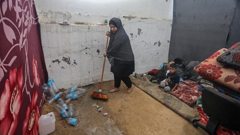 غزة.. صعوبات النازحين في خيام بالية تحت المطر