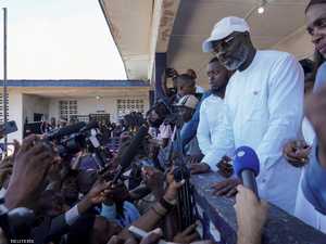 الرئيس صاحب الكرة الذهبية يطمح لولاية ثانية بانتخابات صعبة