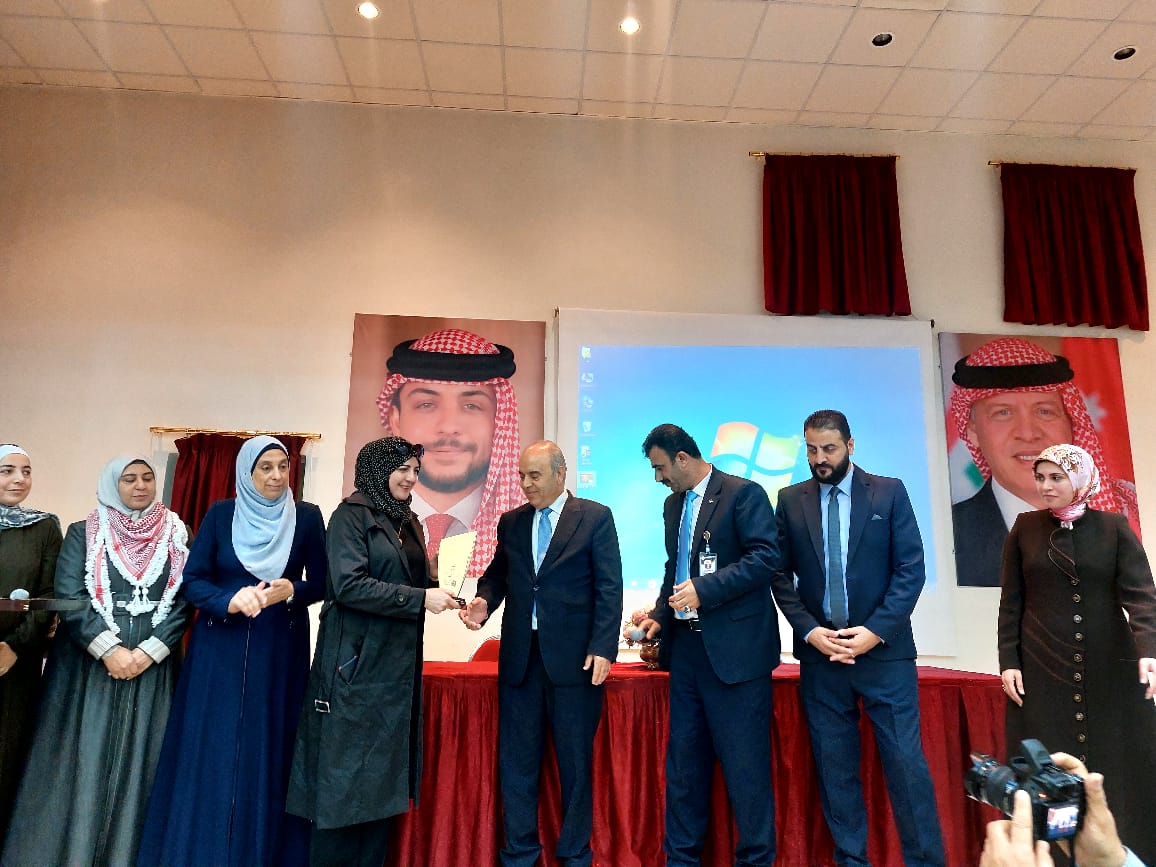 وزير التربية يكرم مدرسة الملك عبدالله الثاني لفوزها بمشروع تحدي القراءة العربي