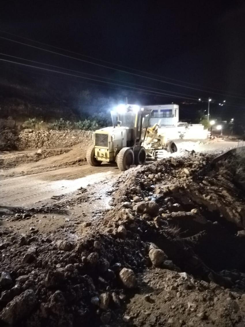 الأشغال تتعامل مع انجراف اتربة وحجارة بسبب الأمطار الغزيرة على طرق في مواقع مختلفه