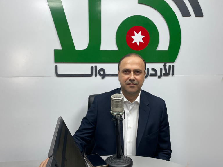 المومني: يحق لكل أردني أن “يوصل رأسه للغيم” فخرا ببلده