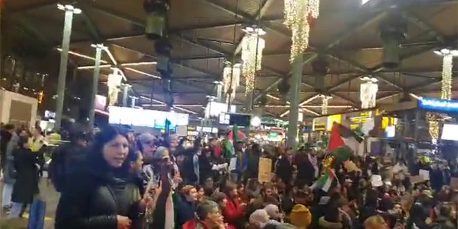 مئات المتظاهرين في مطار أمستردام يطالبون بوقف فوري لإطلاق النار في غزة
