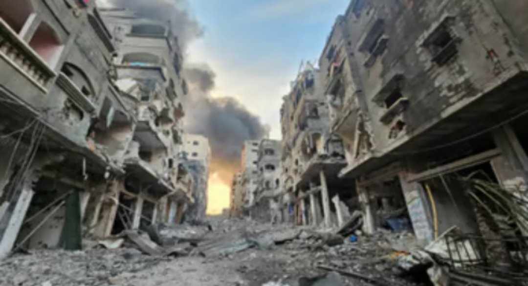 الرئيس الفرنسي يندد  بحزم بقصف البنية التحتية في غزة