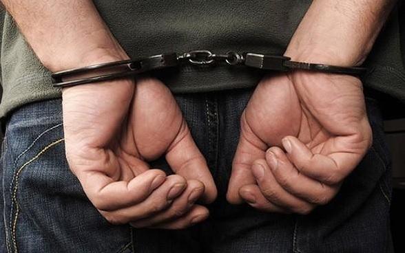 إلقاء القبض على شخص أضرم  النار  في مدخل مدرسة