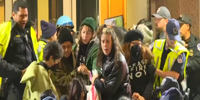 الشرطة الأمريكية تقمع مظاهرة أمام الكونغرس للمطالبة بوقف العدوان الإسرائيلي على غزة