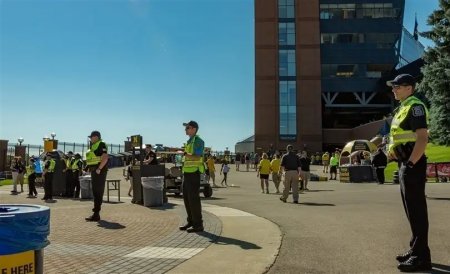 متظاهرون متضامنون مع غزة يقتحمون مبنى بجامعة ميشيغان