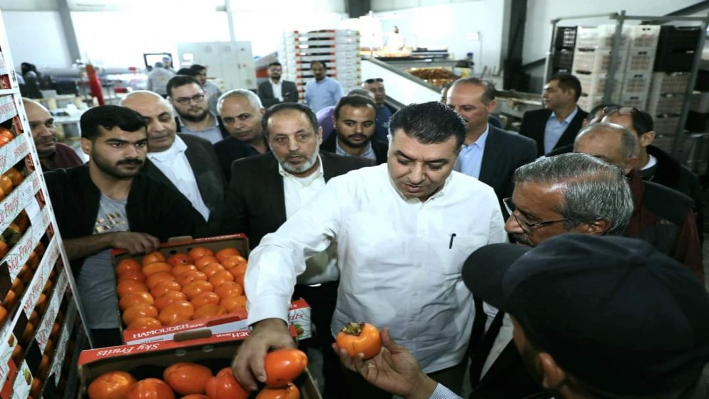 وزير الزراعة يفتتح مركزين لتعبئة وفرز الفواكه والتمور