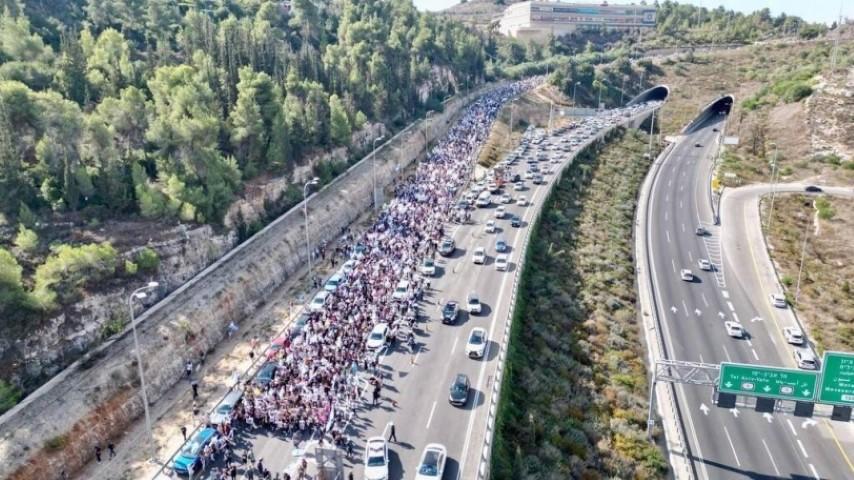 آلاف الإسرائيليين يتظاهرون قبالة مكتب المختل نتنياهو