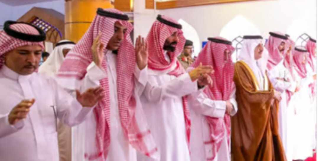 السعودية : أمير الشرقية يؤدي صلاة الجنازة على نورة بنت سعود..صور