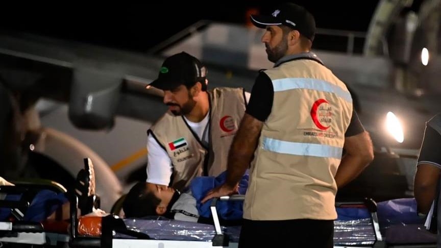 الإمارات تستقبل أول طائرة ضمن مبادرة استضافة ألف طفل فلسطيني وعائلاتهم