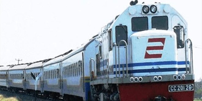 مصرع 11 شخصاً جراء تصادم بين قطار وحافلة في إندونيسيا