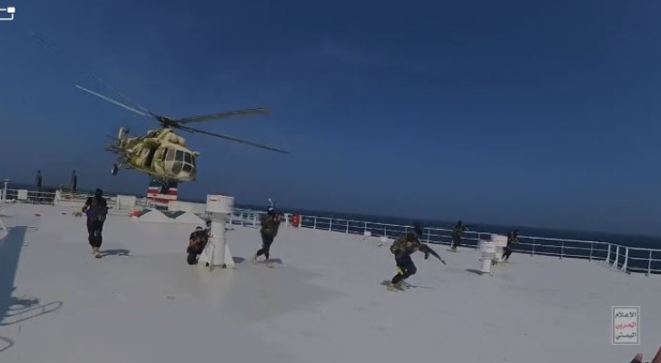 الحوثيون يعرضون مشاهد لعملية السيطرة على سفينة في البحر الأحمر