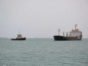 سفينتان تحولان مسارهما بعد استيلاء الحوثيين على سفينة
