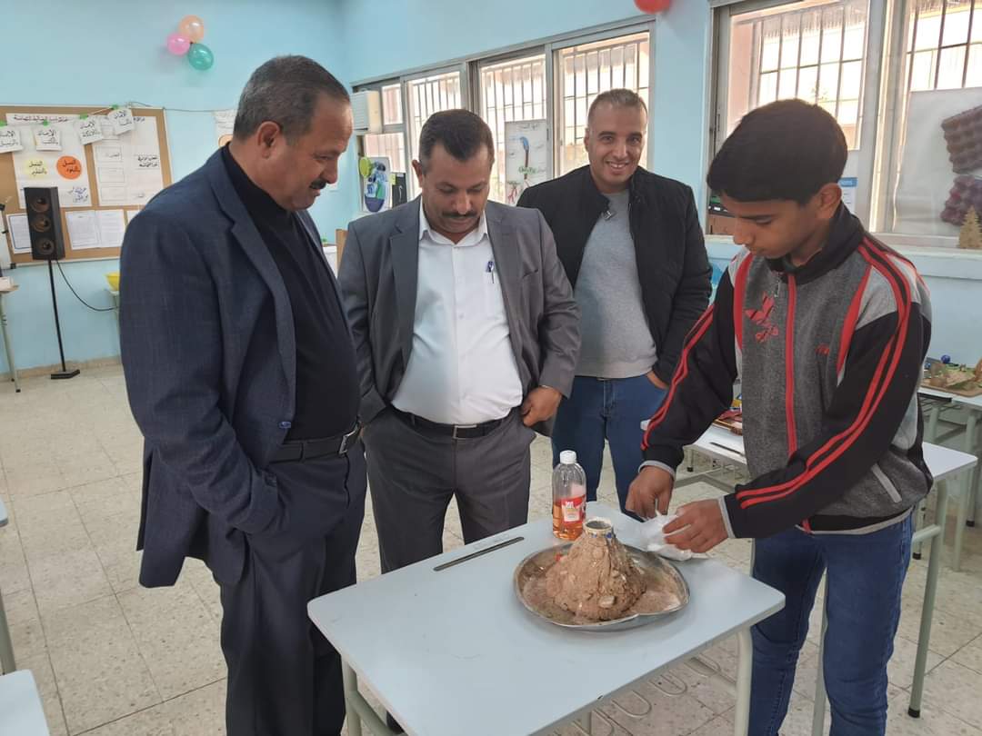الرحامنة يفتتح معرض الوسائل التعليمية في مدرسة مثلث العارضة الأساسية للبنين