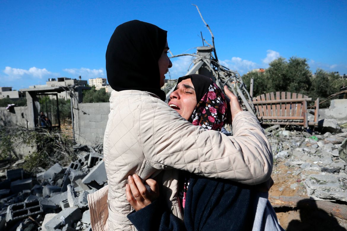 استشهد 5 فلسطينيين بينهم 3 عناصر من طواقم الدفاع المدني جراء قصف الاحتلال