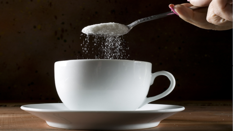 إضافة السكر إلى الشاي والقهوة قد لا يكون ضارا بصحتك!