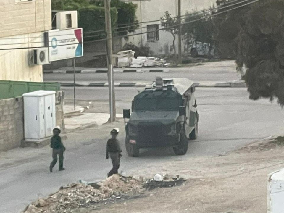 الاحتلال يعتقل 15 مواطنا من مخيم العروب ويستولي على مخرطة في الخليل