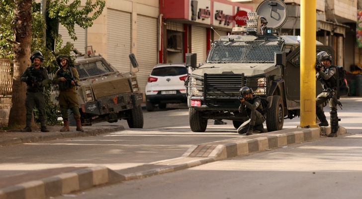 قوات الاحتلال تعتقل 15 فلسطينيا في مخيم العروب بالخليل