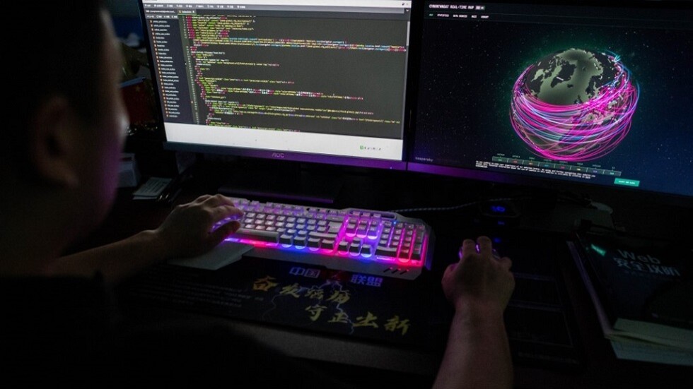 ملثم وهاكر سايبر “طوفان الأقصى” يشرح عملية اختراق وزارة الدفاع “الإسرائيلية”