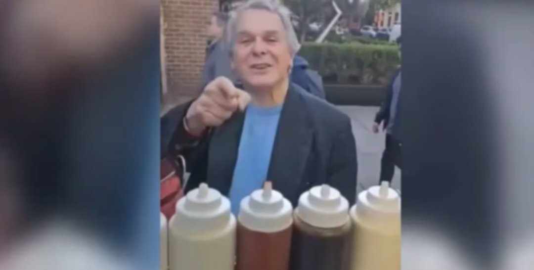 القبض على مستشار امريكي ... استخدم لغة مليئة بالكراهية ومعادية للإسلام...تفاصيل