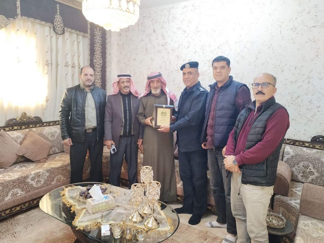 العقيـد العويدات يكرم  الجنـدي٢ المتقاعد عبدالكريم الخضير من ألرعيل الأول...صور