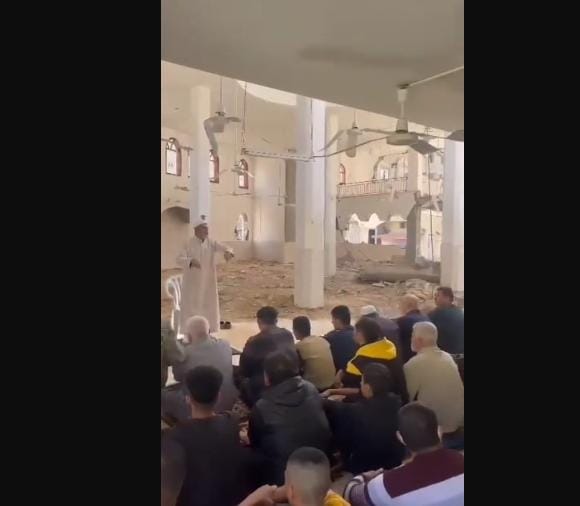 من مسجد شبه مدمر.. شاهد: أول صلاة جمعة في غزة منذ بدء العدوان الإسرائيلي