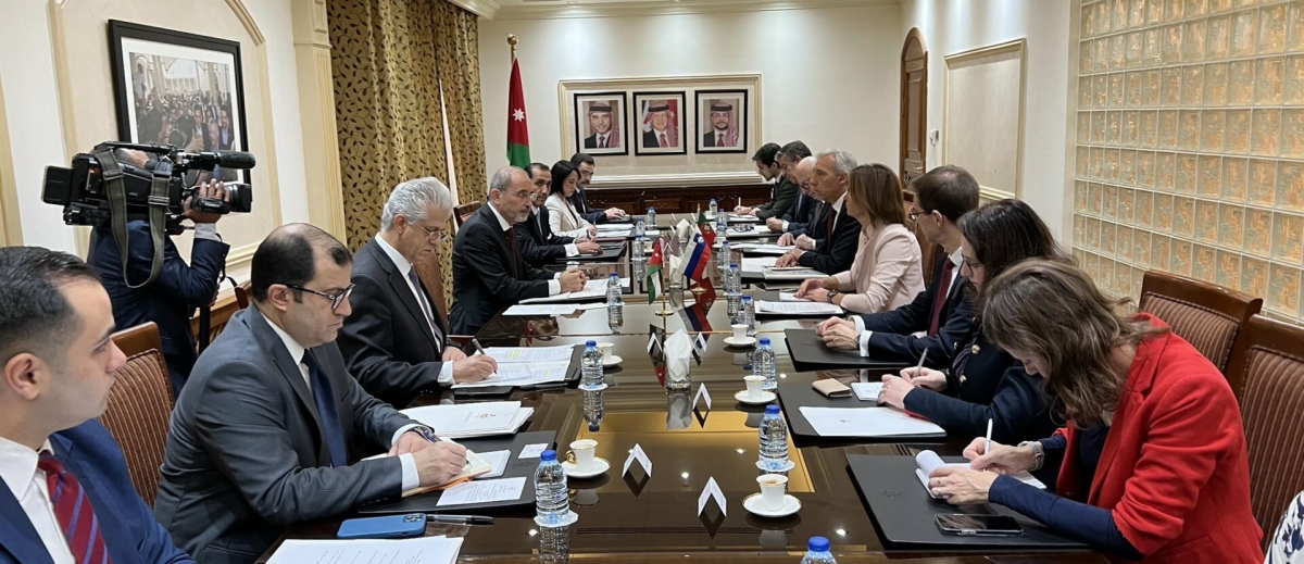 الصفدي يبحث مع نظرائه السلوفيني والبرتغالي جهود وقف الحرب على غزة