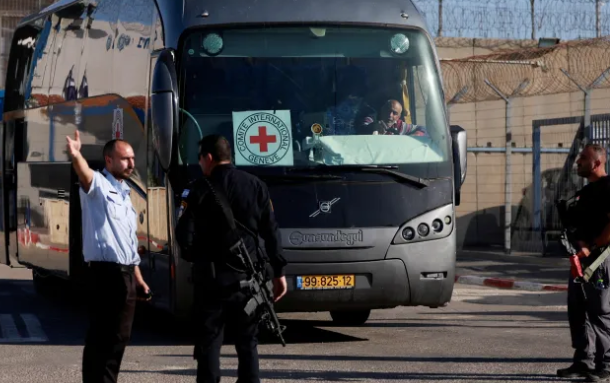 نقل 42 أسيرا فلسطينيا الى عوفر تمهيدا للإفراج عنهم