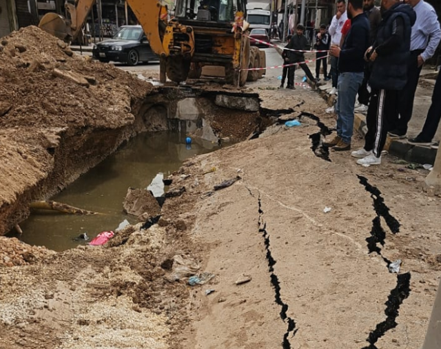 بالصور .. انهيار شارع في وسط مدينة إربد