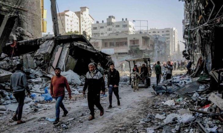 سيارات الإسعاف تنتشل عشرات الجثث من شوارع غزة