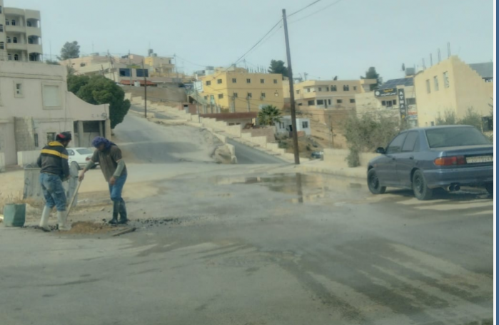 خط مياه مكسور يغرق شارع فرعي في وادي موسى