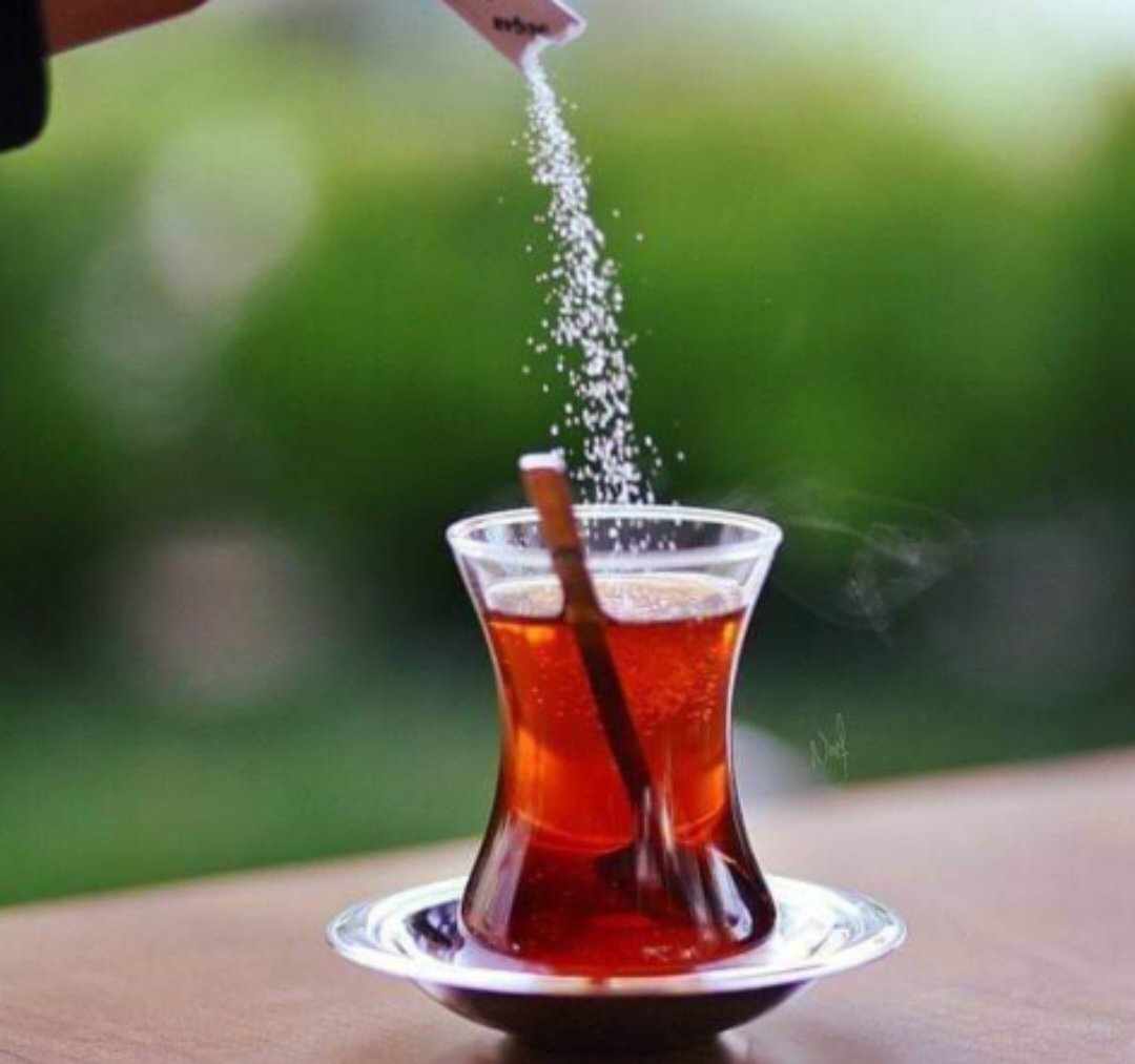 ماذا يحدث للجسم أثناء تناول ملعقتين من السكر مع الشاي؟ ....تفاصيل