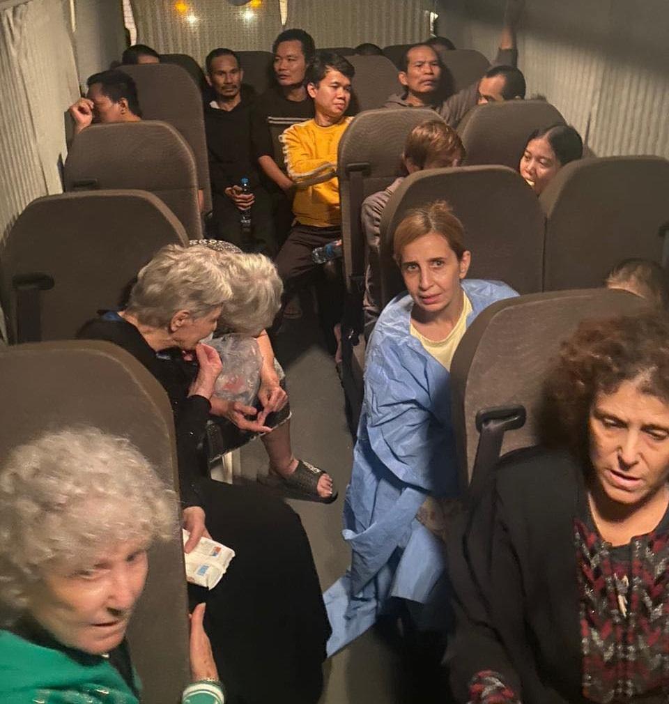 صحيفة عبرية تكشف ما قاله أهالي المحتجزين المفرج عنهم