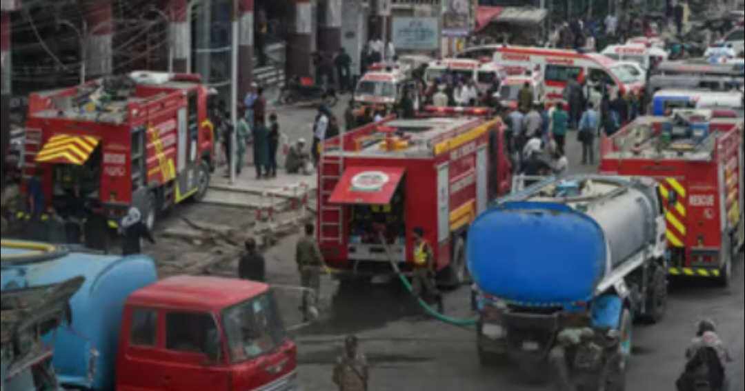 حريق هائل يودي بحياة 10 في مركز تسوق بكراتشي