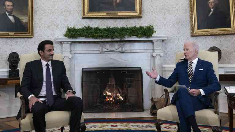 بايدن يطلب من تميم المساعدة في هذا الأمر