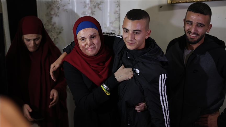 وصول الأسيرة الفلسطينية إسراء الجعابيص إلى منزلها بالقدس