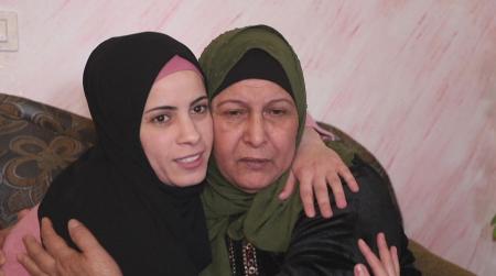 أسيرة تعود لحضن أمها بعد 8 سنوات من الاعتقال