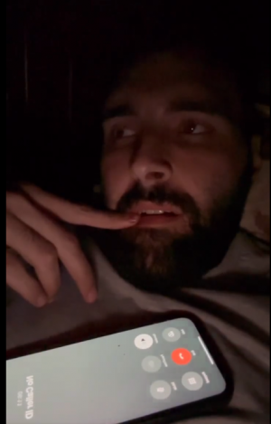 أسرائيلي يهاتف الصحفي معتز عزايزة .. ماذا طلب منه ؟