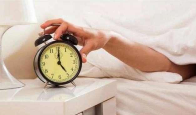 كيف تتغلب على صعوبة الاستيقاظ مبكراً