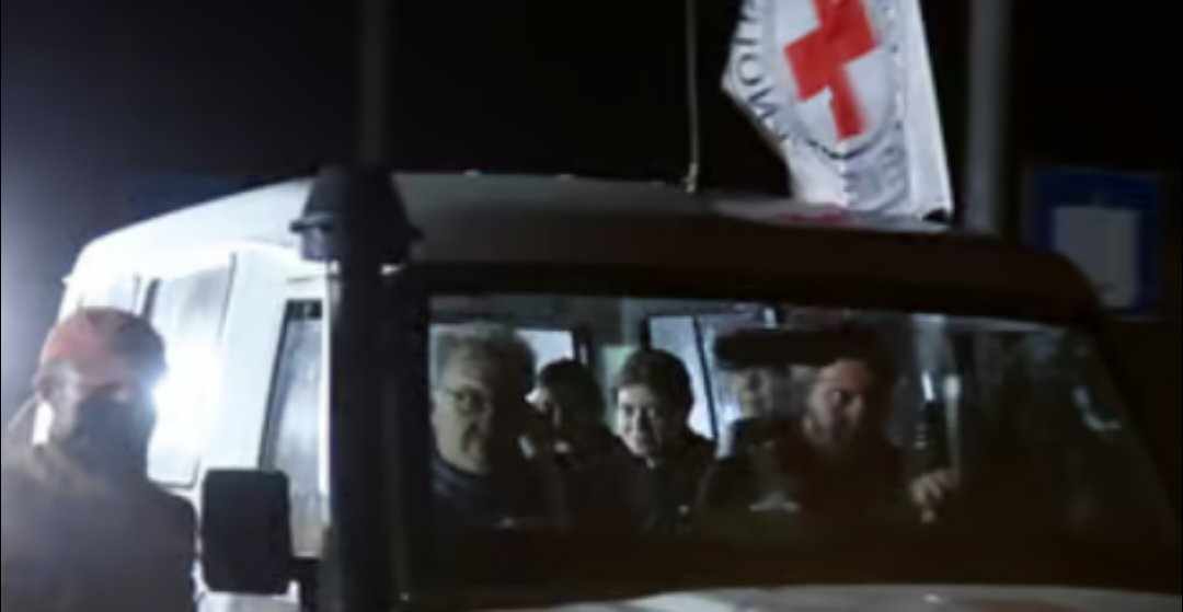 عاجل ...الصليب الأحمر يتسلم 13 رهينة إسرائيلية و5 أجانب..