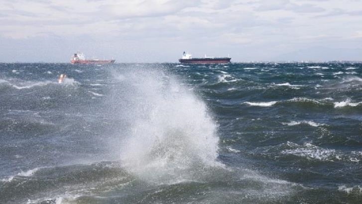 انتشال جثة بحار من طاقم سفينة شحن غرقت قبالة اليونان