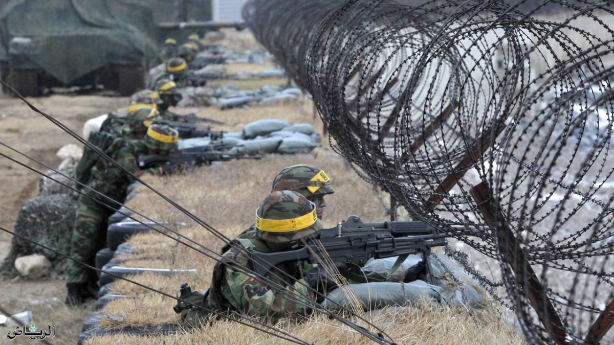 كوريا الشمالية تنشر قوات وأسلحة قرب الحدود