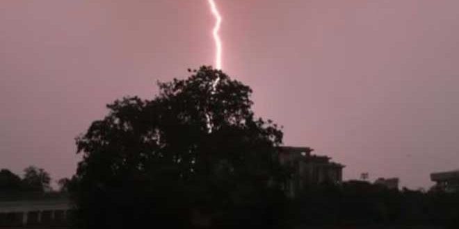 مصرع 24 شخصاً جراء صواعق برق في ولاية جوجارات الهندية