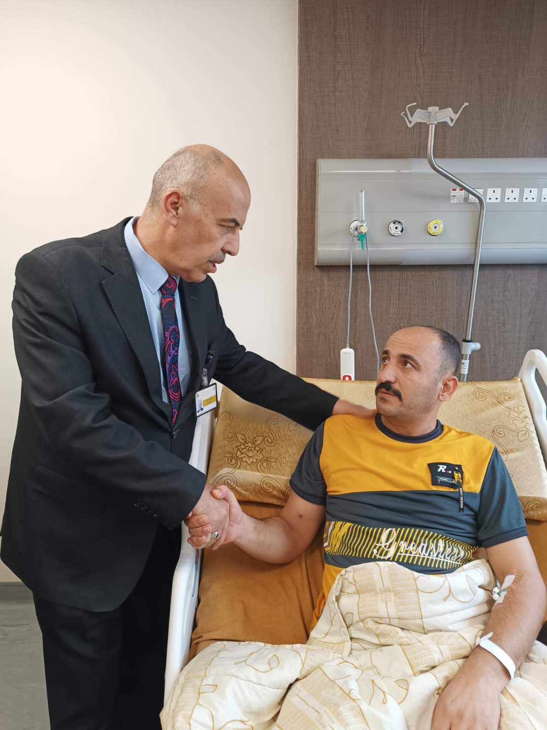 مدير الهيئة الهاشمية للمصابين العسكريين يعود مصابي المستشفى الميداني غزة 76...صور