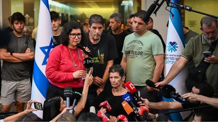 ابنة أسيرة إسرائيلية مفرج عنها: والدتي عادت من غزة بحالة صحية أفضل