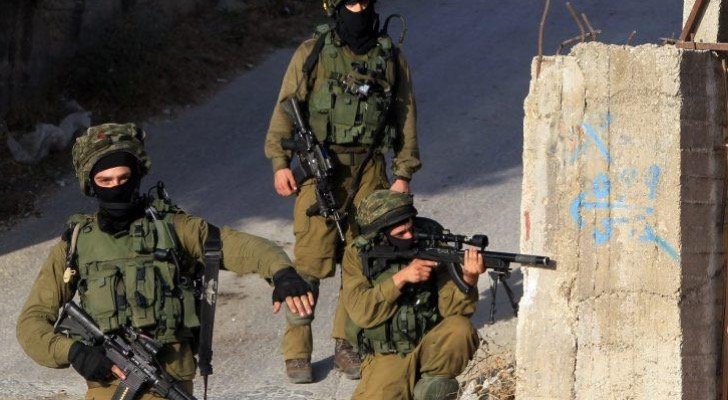 الاحتلال يحاصر منزلا ببلدة اليامون ويطالب من بداخله بتسليم أنفسهم